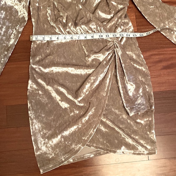 Main Strip NWT Gorgeous Gold/Cream Velour Junior Dress 👗 Size Large - Picture 15 of 16